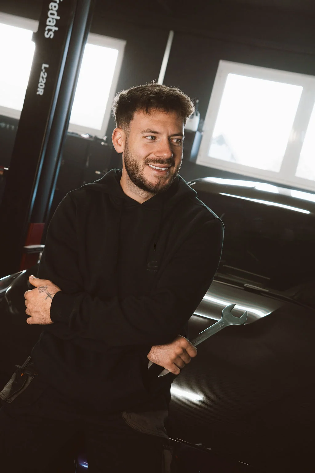 Portret ob vozilu v delavnici CO. Performance